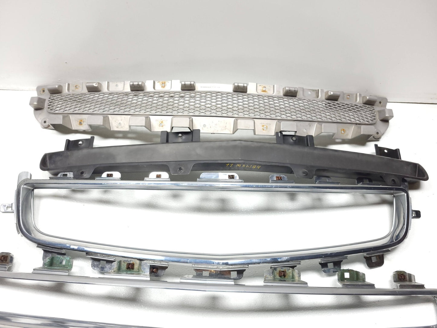 2010 Chevrolet Malibu Front Grille Chrome Trim OEM