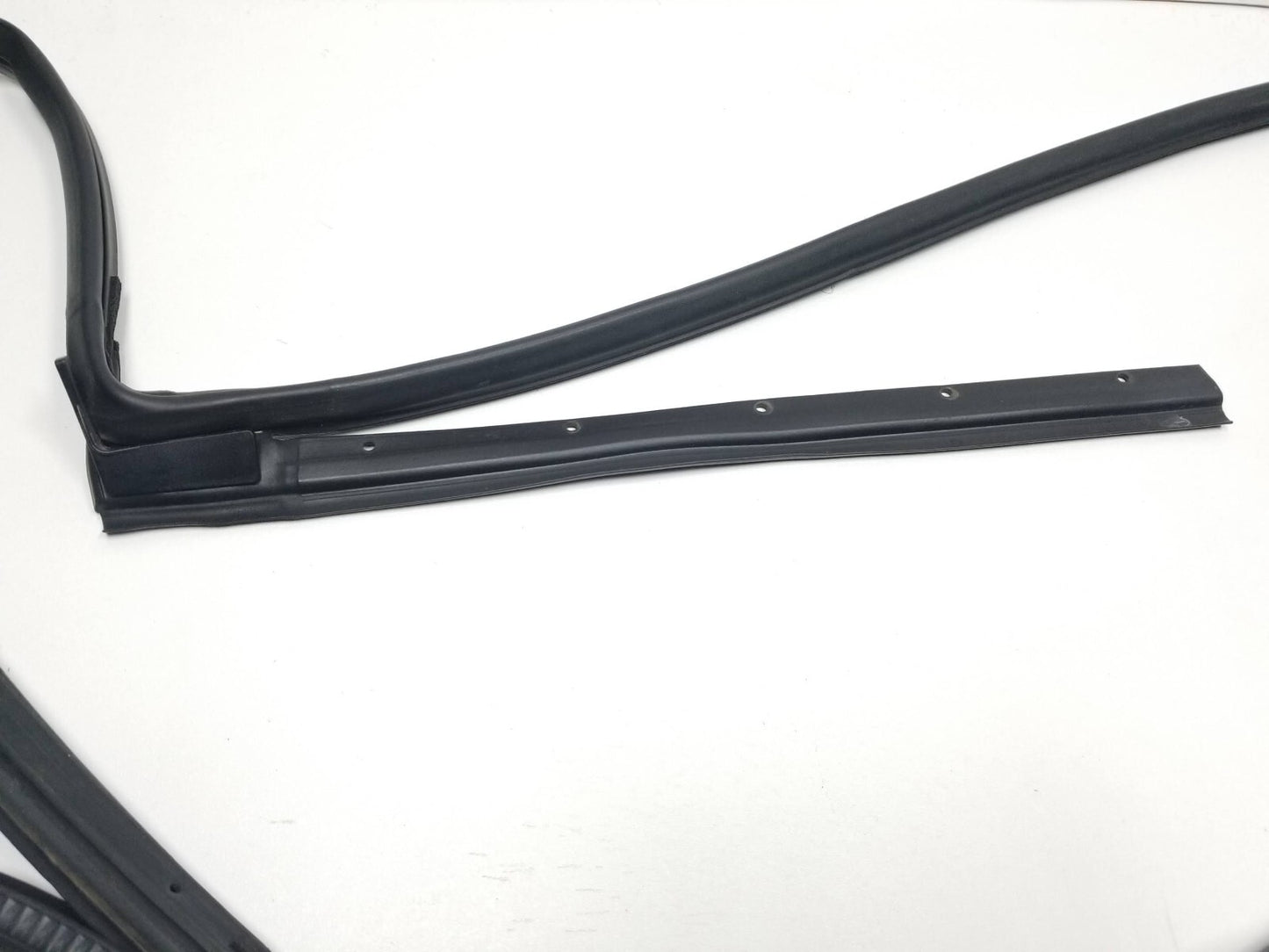 2009 Mazda Cx-7 Rear Passenger Door Weatherstrip Seal 2pcs OEM