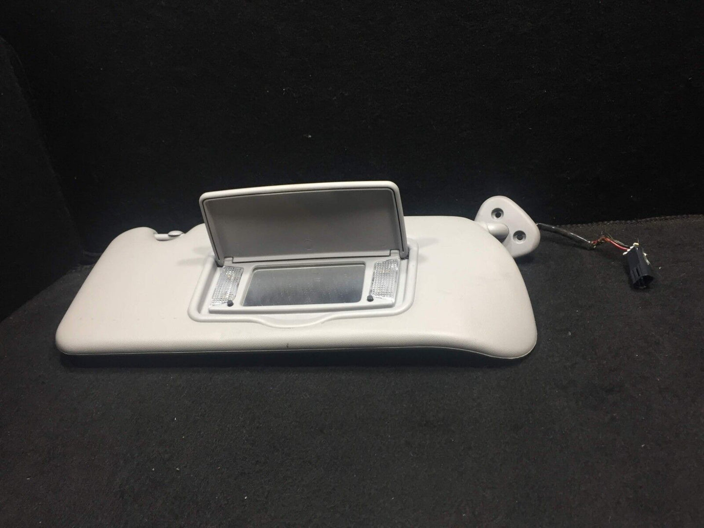03 04 05 06 07 Cadillac CTS Sun Visor Right Passenger Side OEM