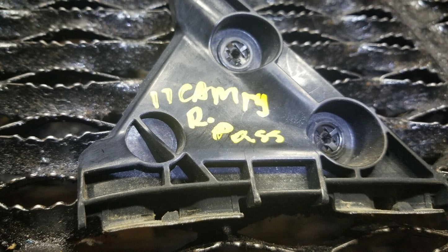 09 10 11 Toyota Camry Rear Bumper Retainer Bracket Right Pass 52575-06030 OEM