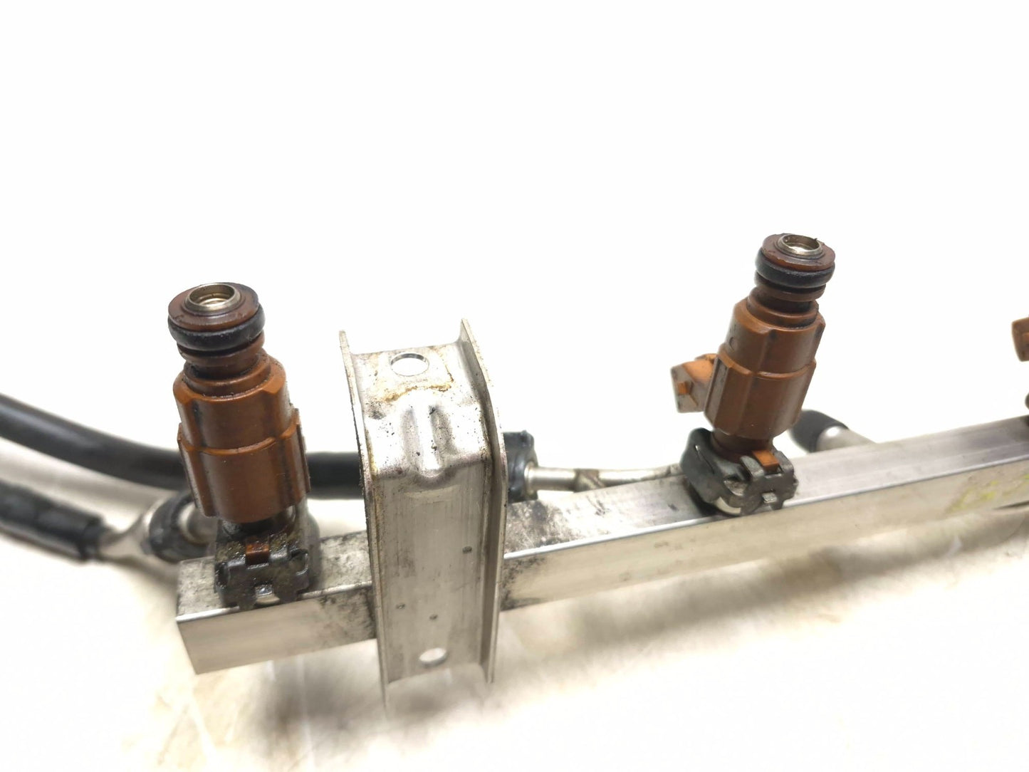 2007 Saab 9-5 Aero Fuel Injection Line Injector Rail Strip OEM