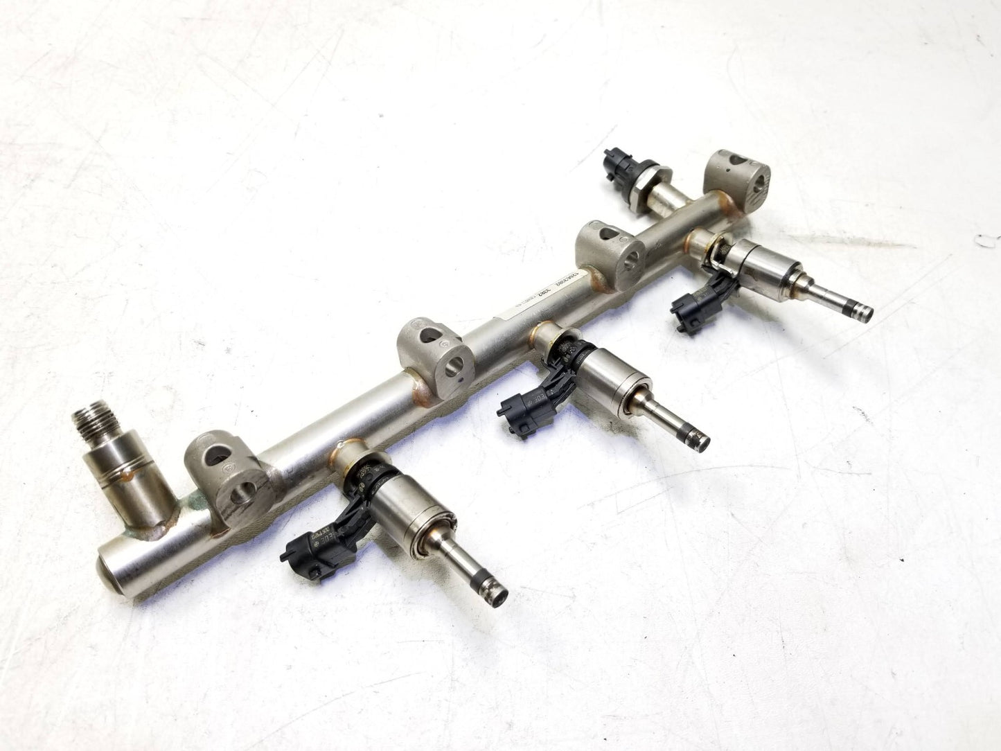 2013 - 2016 GMC Acadia Fuel Rail W/ Injector Set 3.6l OEM