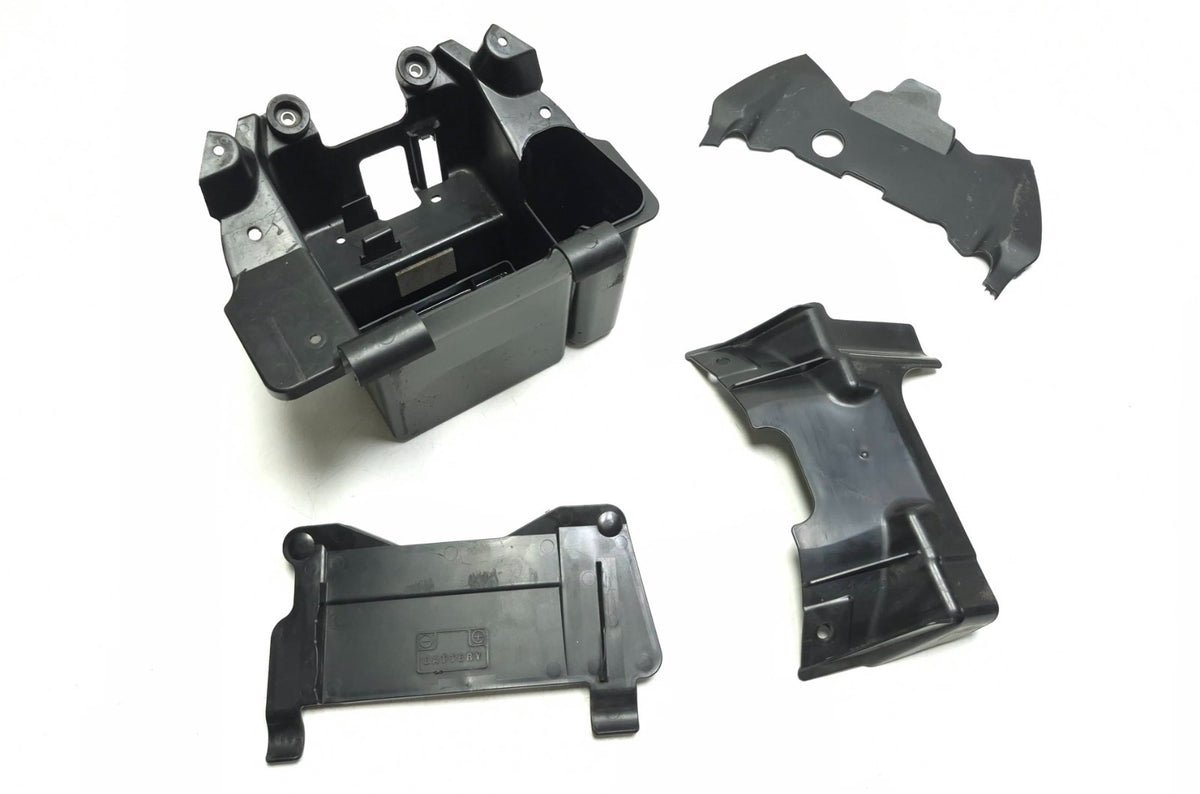2009 Suzuki Boulevard M109r Vzr1800 Battery Tray & Rear Fender Mudguard Set OEM