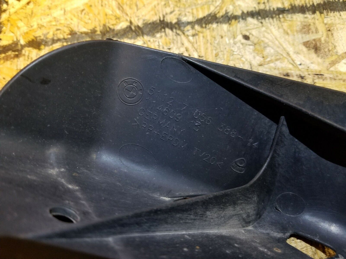06 07 08 09 10 BMW 650i E63 Rear Bumper Center Mount Bracket Cover Panel OEM