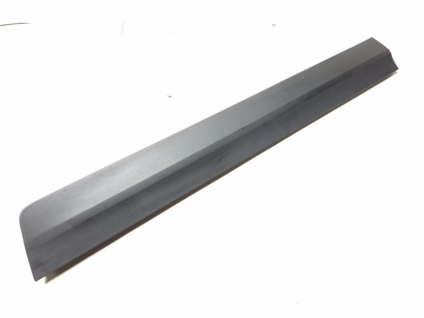 2017 Cadillac Xt5 Front Right Lower Door Trim Molding OEM