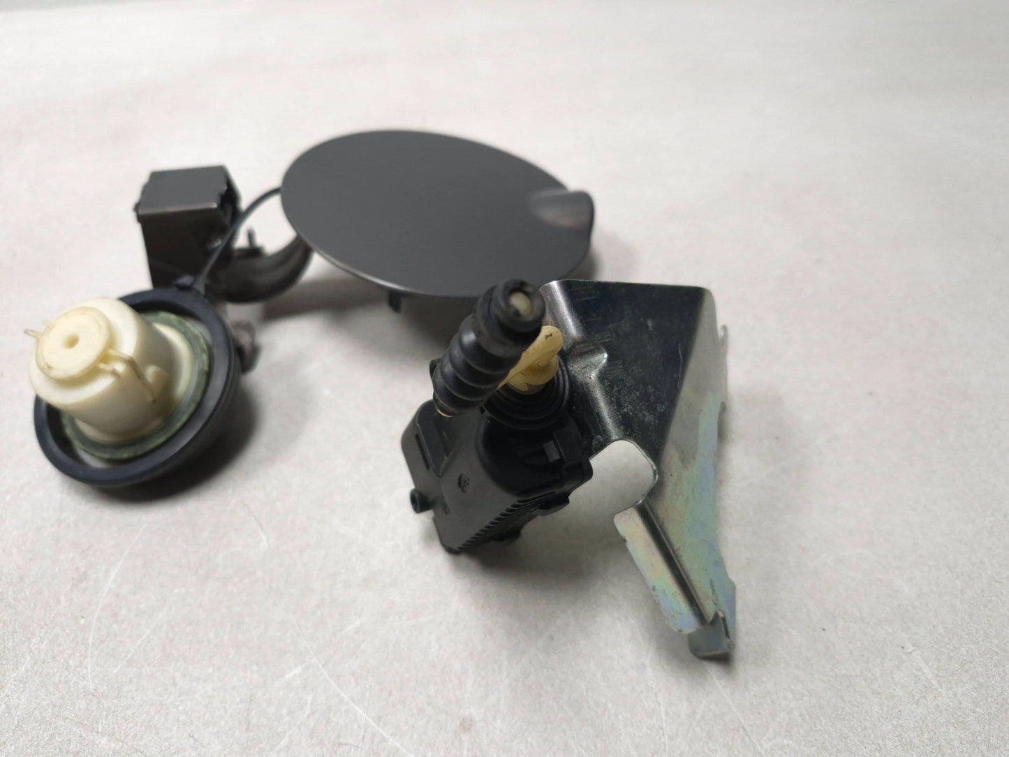 2007 Saab 9-5 Aero Fuel Tank Door W/ Lock Actuator & Cap OEM
