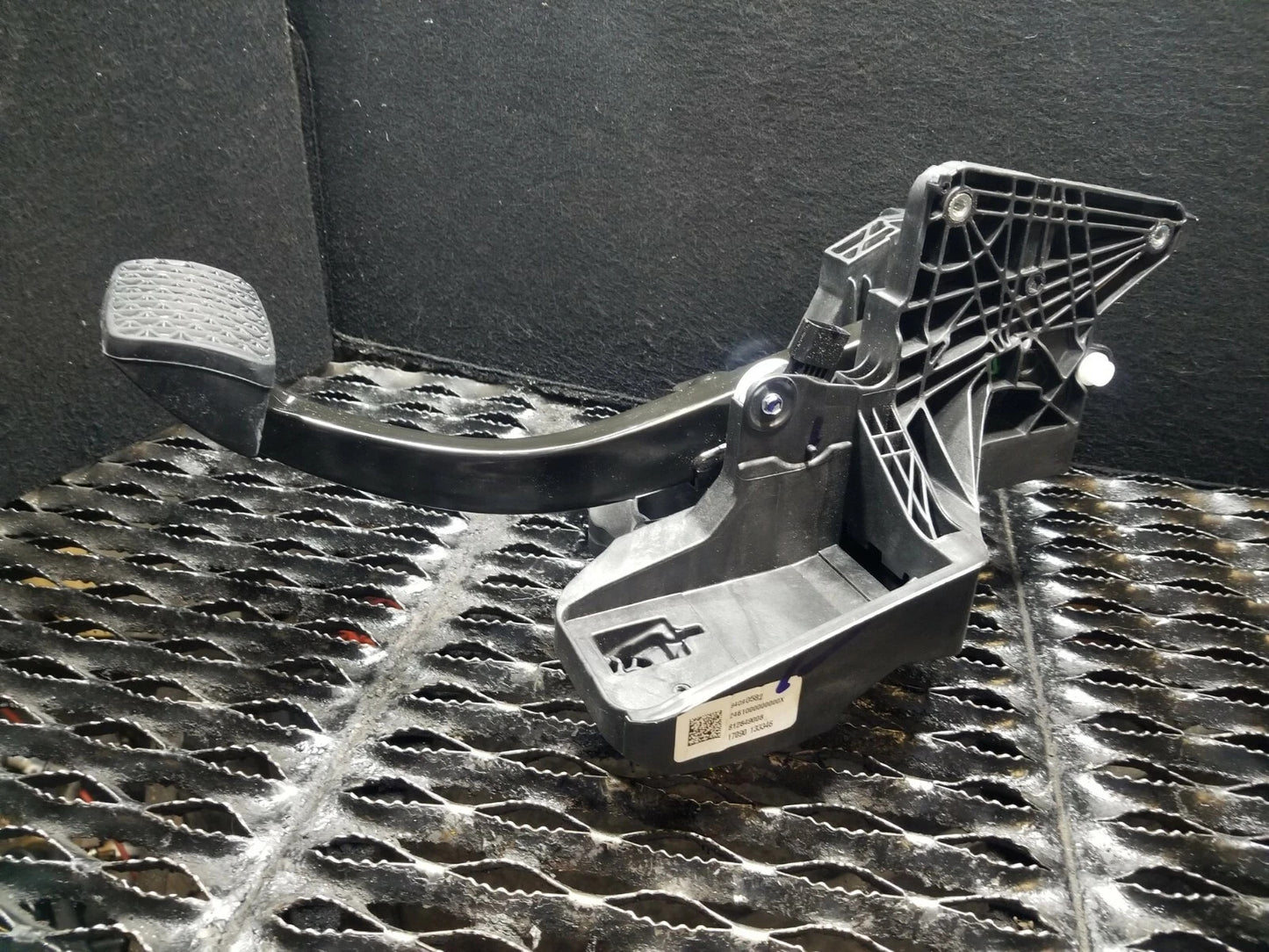 2017 Chevrolet Malibu Brake Pedal OEM