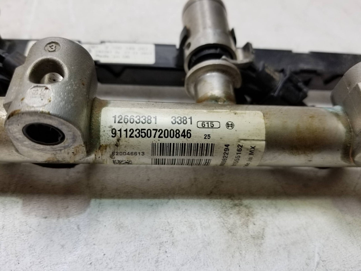 2013 - 2016 GMC Acadia Fuel Rail W/ Injector Set 3.6l OEM