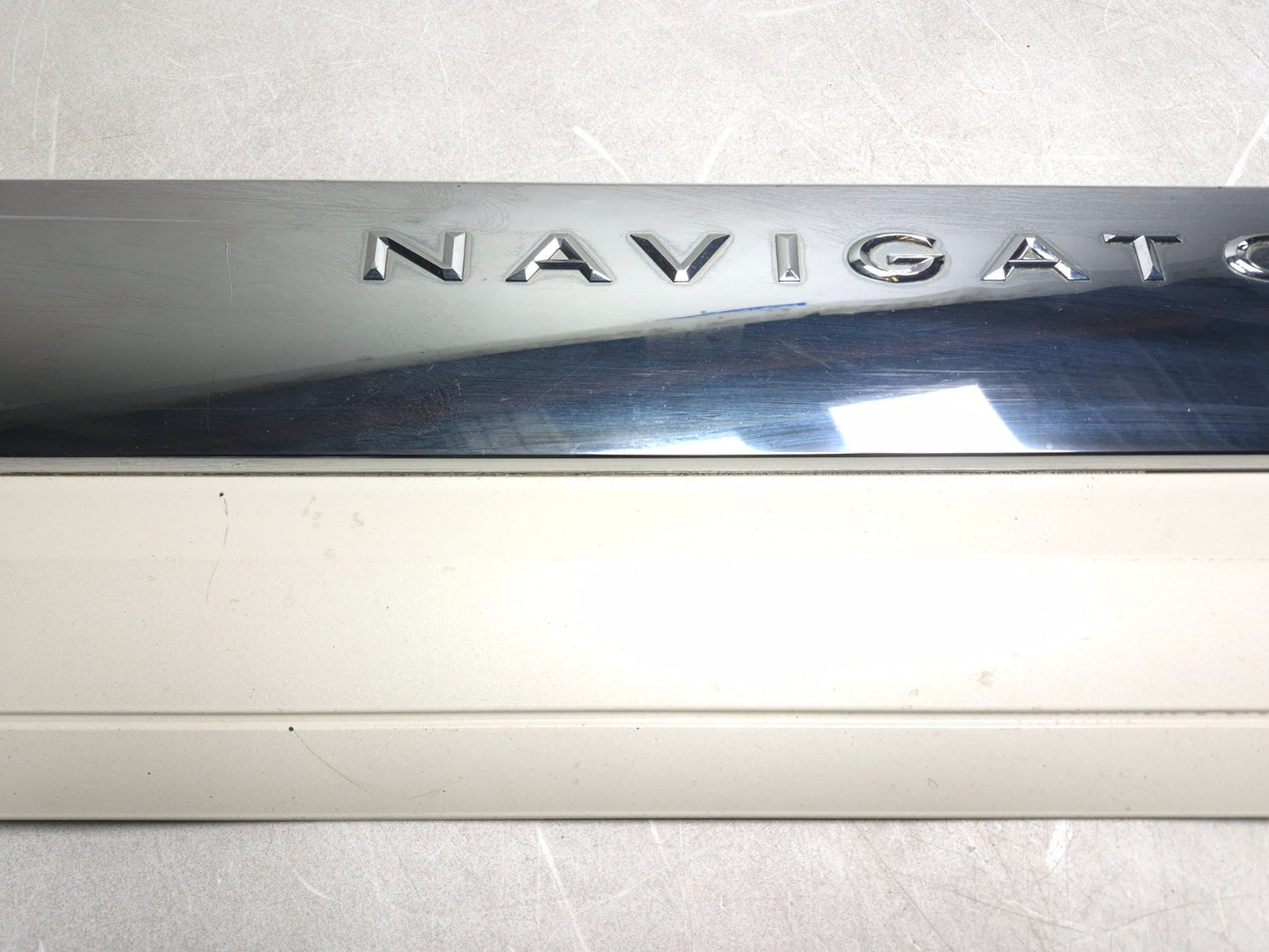 2008 Lincoln Navigator Front Door Lower Molding Passenger Side Right OEM