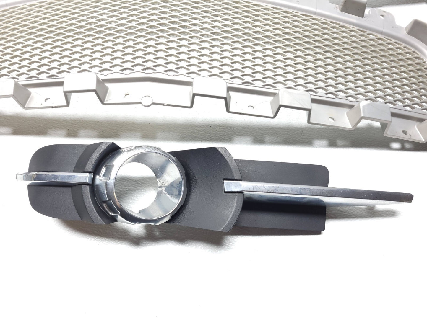 2010 Chevrolet Malibu Front Grille Chrome Trim OEM