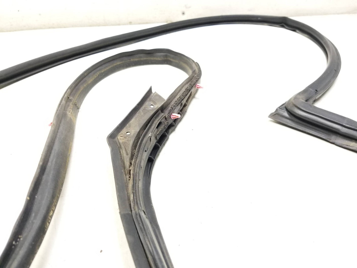 2008 - 2015 Nissan Rogue Front Door Weatherstrip Seal Passenger Side Rh 2pcs OEM