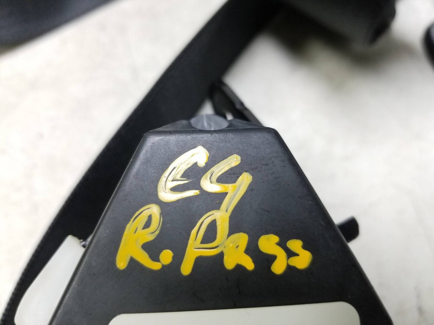 2010 - 2016 Cadillac SRX Rear Seat Belt Retractor Right & Center OEM