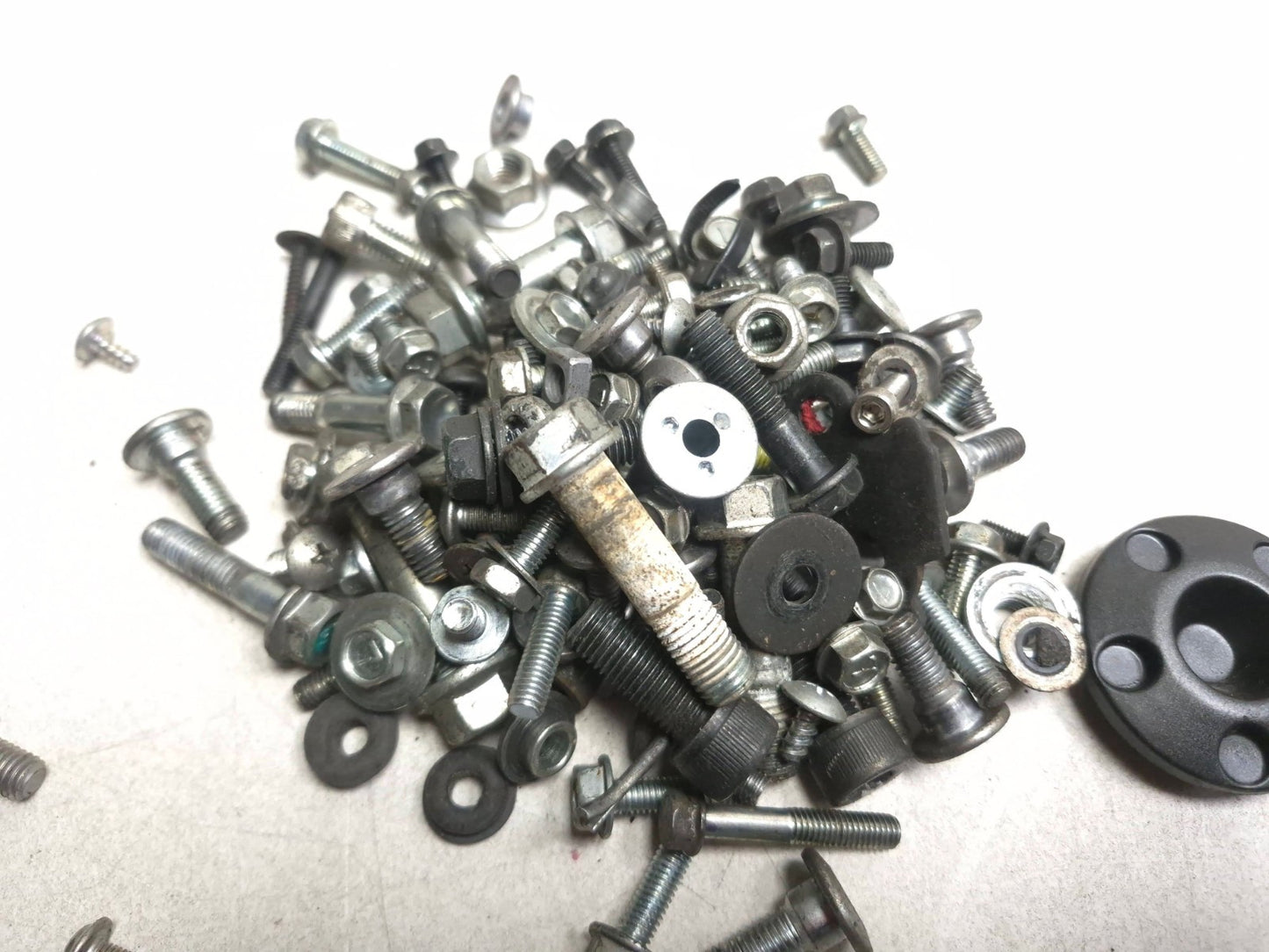 2014 Kawasaki Ninja 300 Ex300a Wheel Axle Pair & Bracket W /misc Bolt OEM