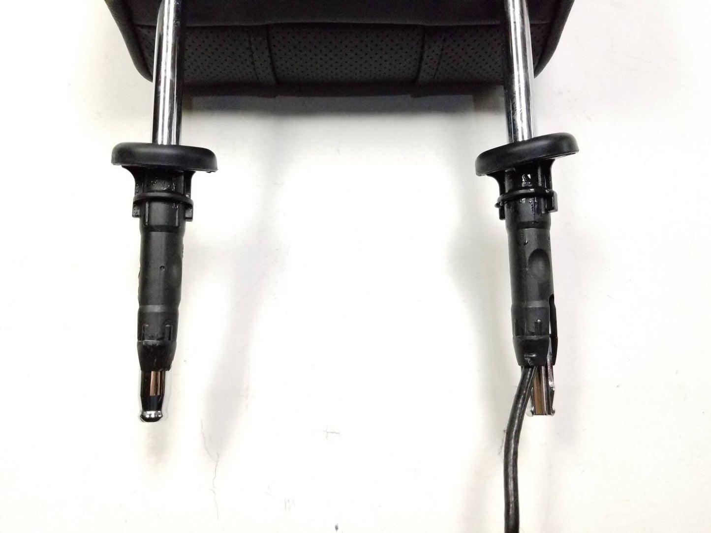 2007 Range Rover Front Seat Headrest W/ Monitor Passenger Side Right OEM