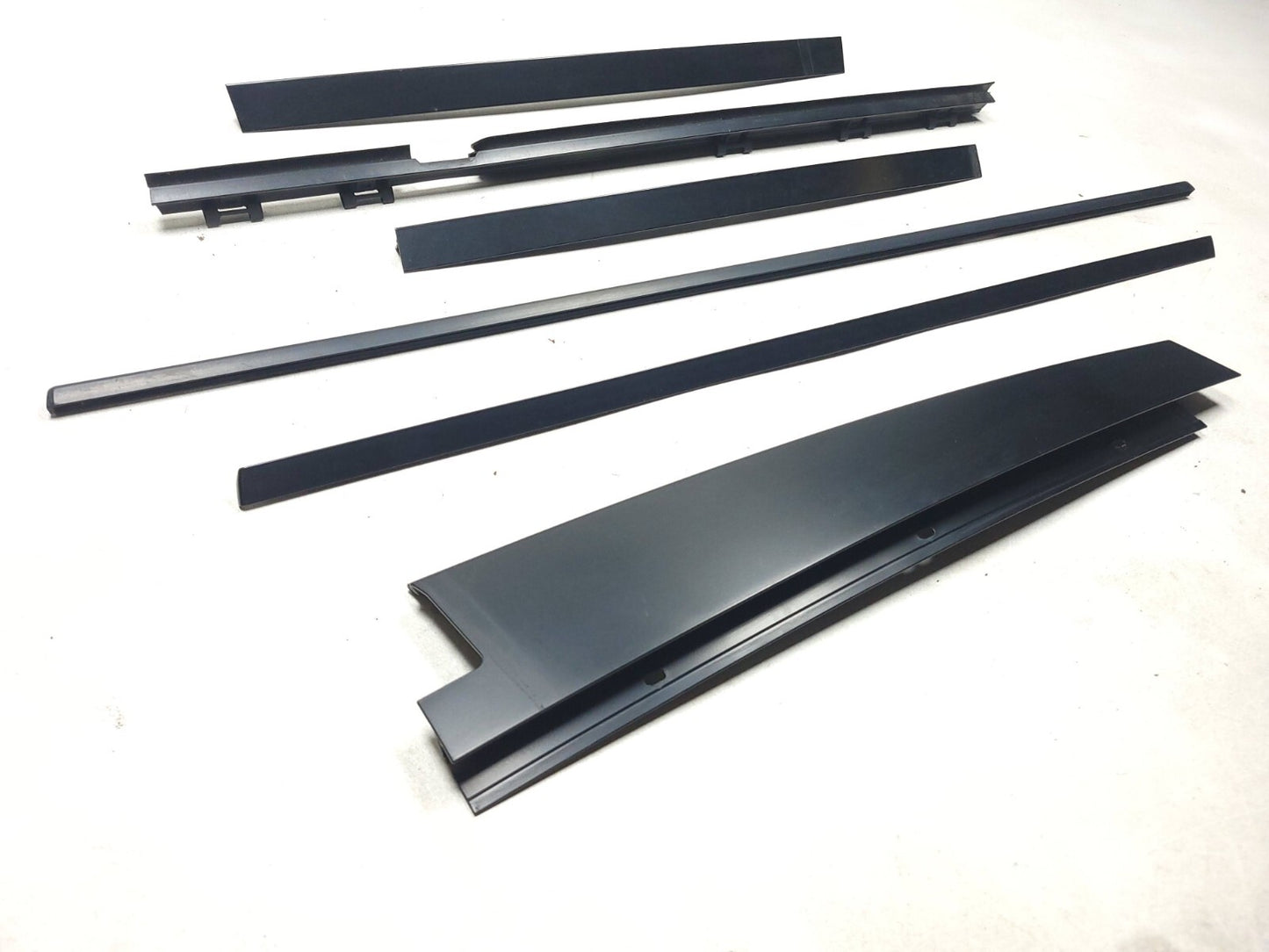 2007 Range Rover Rear Door Molding & Weatherstrip Seal Driver Side Left Set OEM
