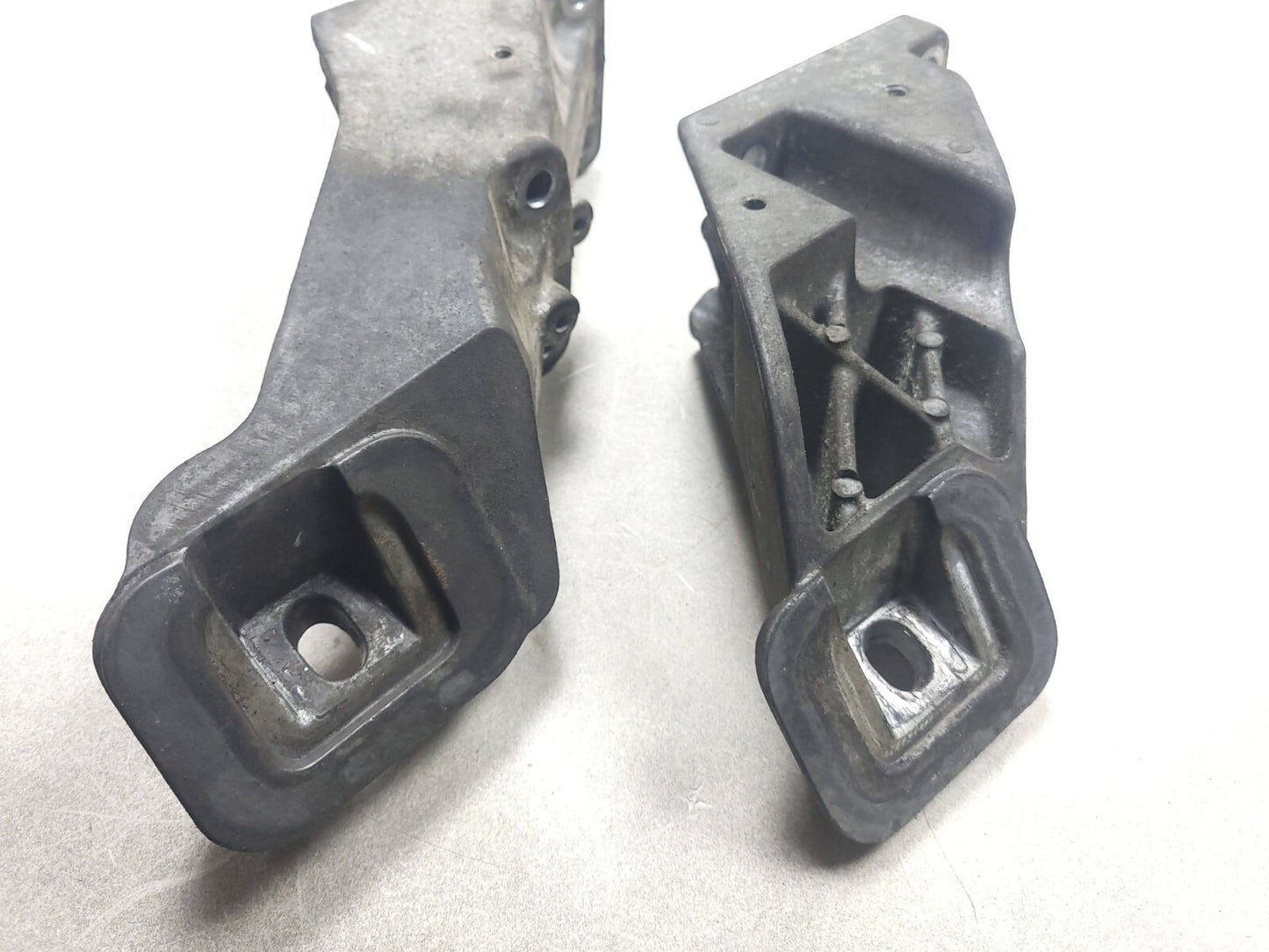 2007 Range Rover 4.2l Engine Motor Mount Bracket Left & Right Pair OEM