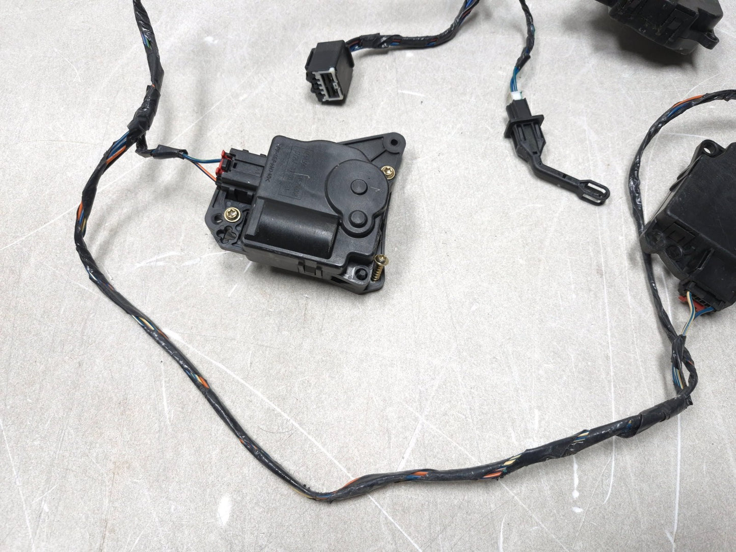 2018 Chrysler 300 HVAC Heater Blend Door Actuator & Wire Harness OEM