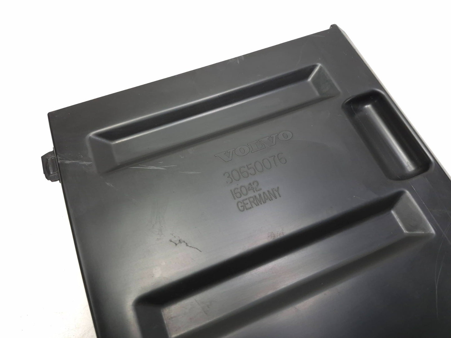 2012 Volvo C30 2.5l Air Intake Cleaner Box Lower Cover OEM