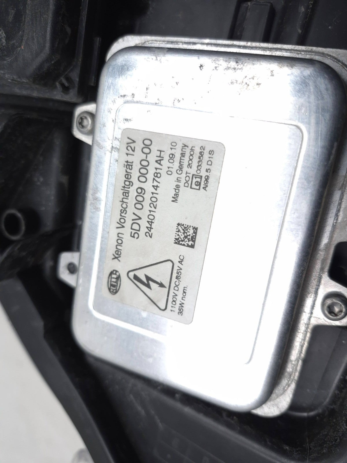 2011 Volkswagen Tiguan Headlight Left & Right Xenon OEM