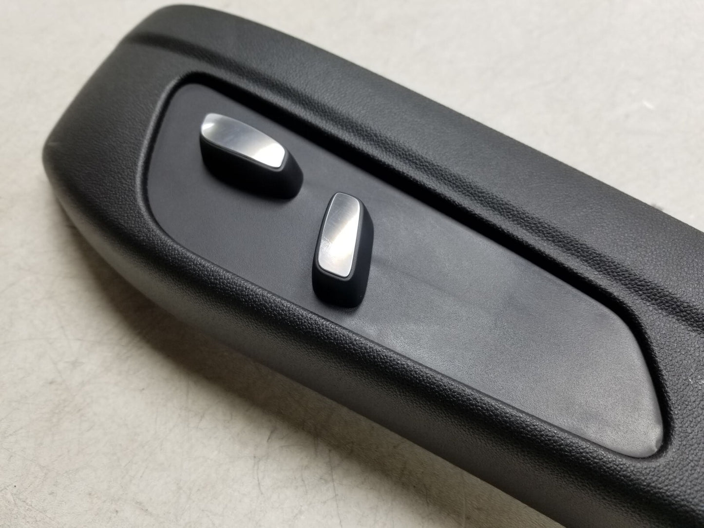 17 - 2019 Cadillac Xt5 Front Seat Side Trim Cover Front Passenger Side Right OEM