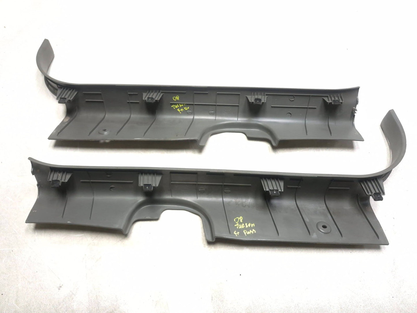 2008 Hyundai Tucson Left & Right Front Door Sill Scuff Plate Pair OEM