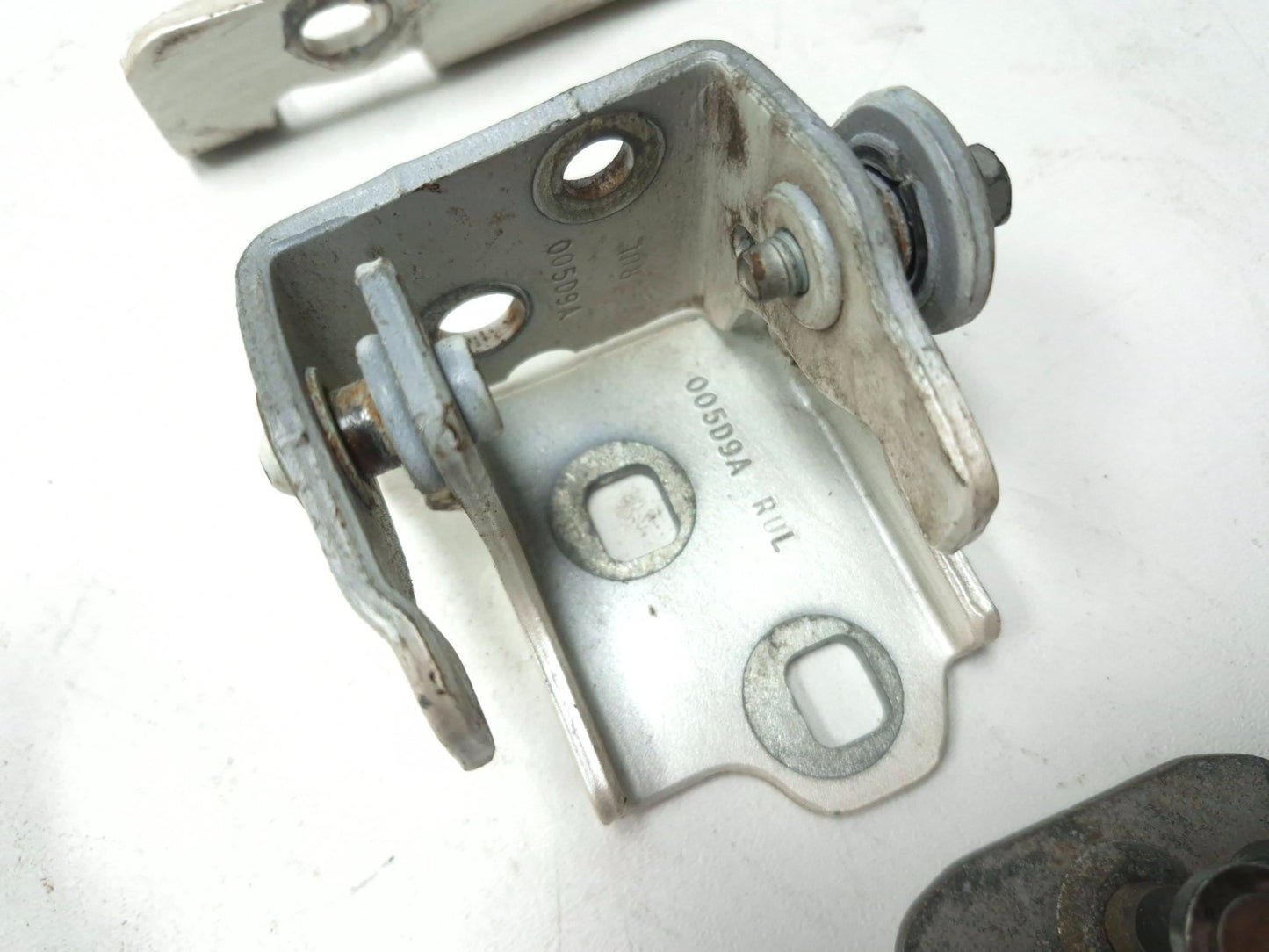 2009 Cadillac Escalade Door Hinge W/ Striker Front & Rear Driver Side OEM