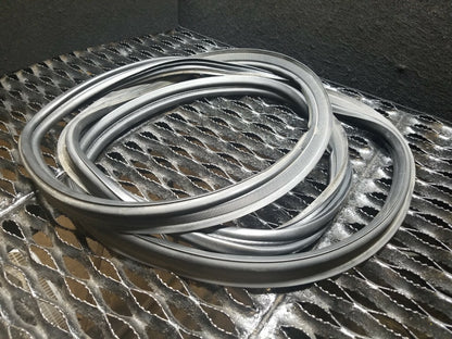 99 00 01 02 03 04 Land Rover Discovery Trunk Lid Weatherstrip Seal OEM #111