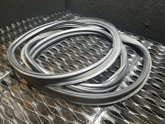 99 00 01 02 03 04 Land Rover Discovery Trunk Lid Weatherstrip Seal OEM #111