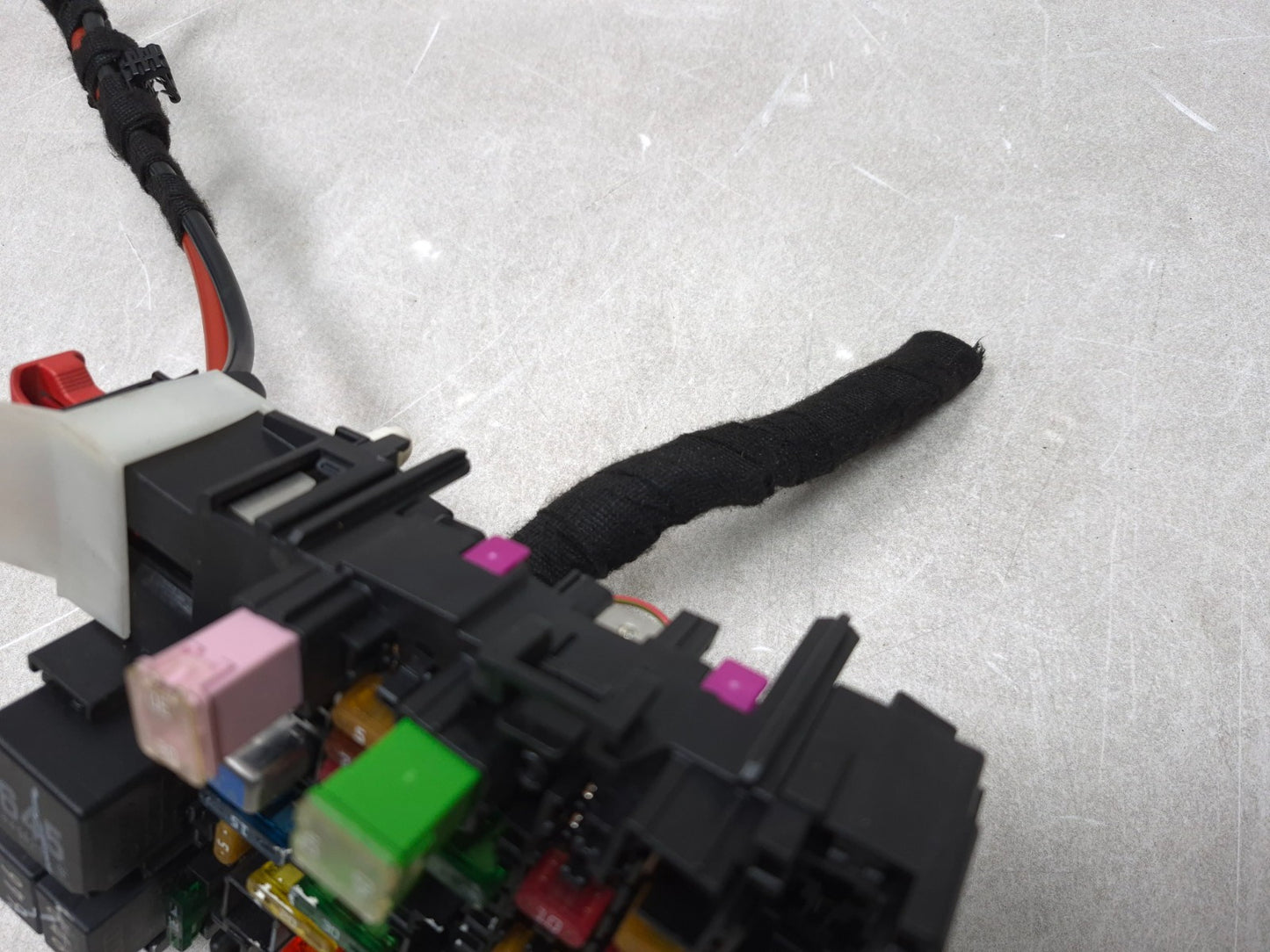 2015 Volkswagen Golf Cabin Fuse Box Relay Junction Block  OEM
