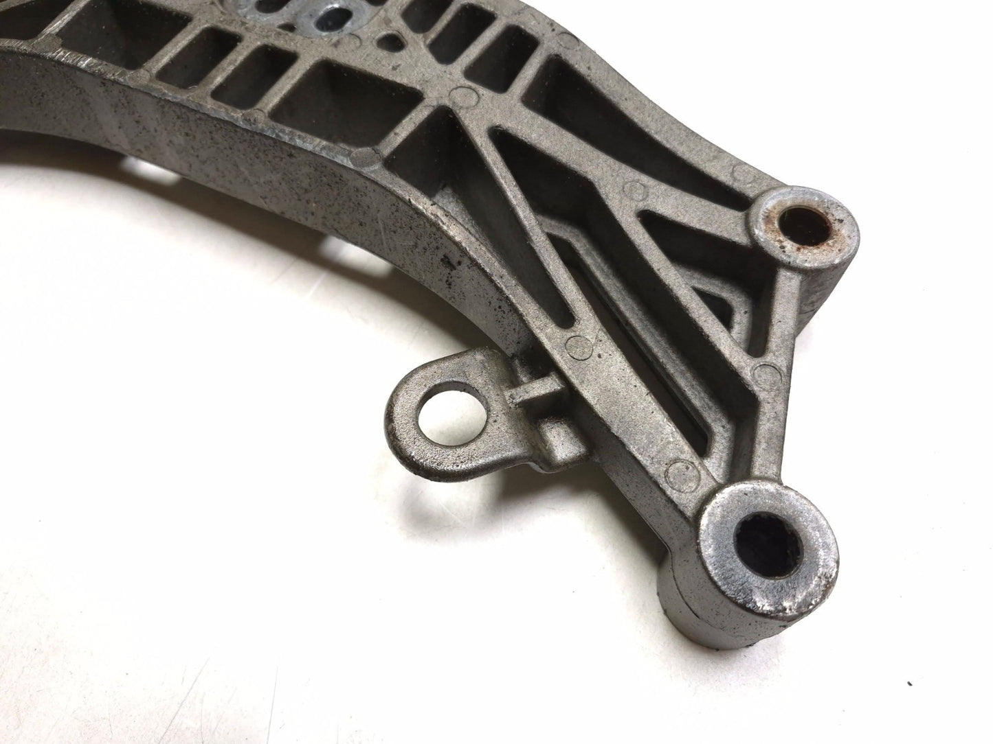 2020 Dodge Challenger 5.7l Transmission Crossmember Mount Bracket OEM