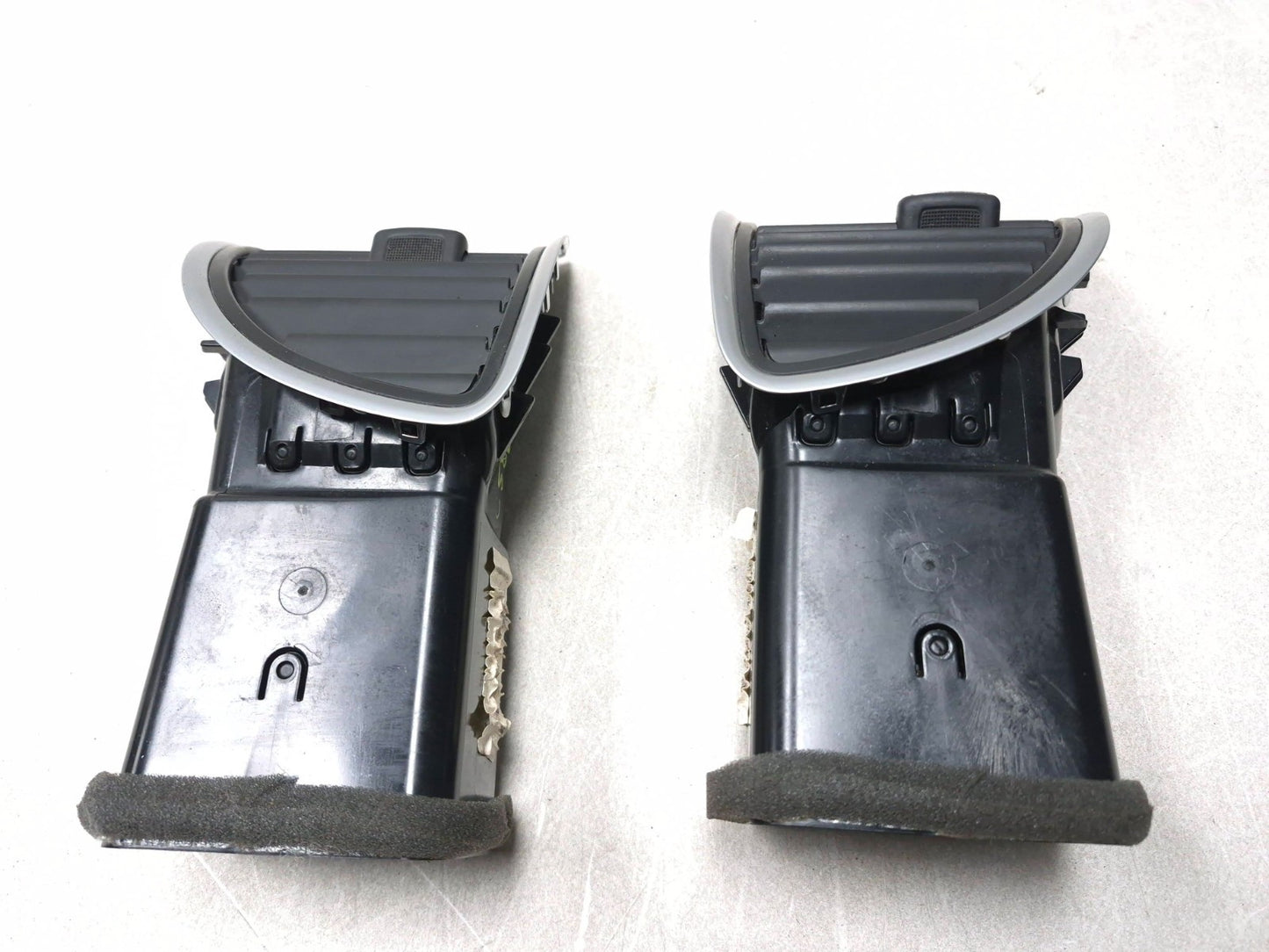 2018 Chrysler 300 Limited AWD Front Dash Right & Left Air Vent Trim Pair OEM