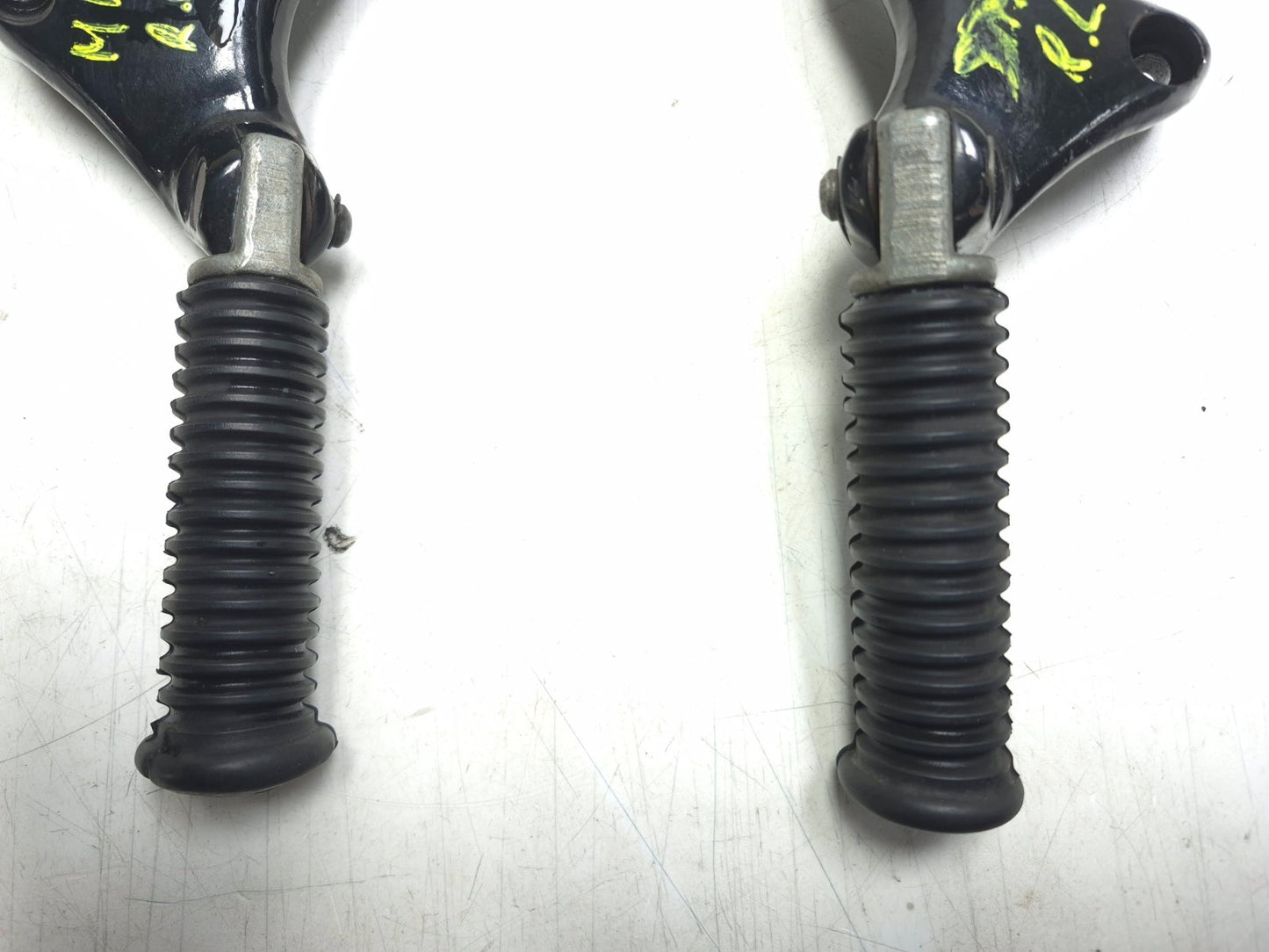 2004 Harley-davidson Sportster Xl883 Rear Footrest Left & Right Pair OEM
