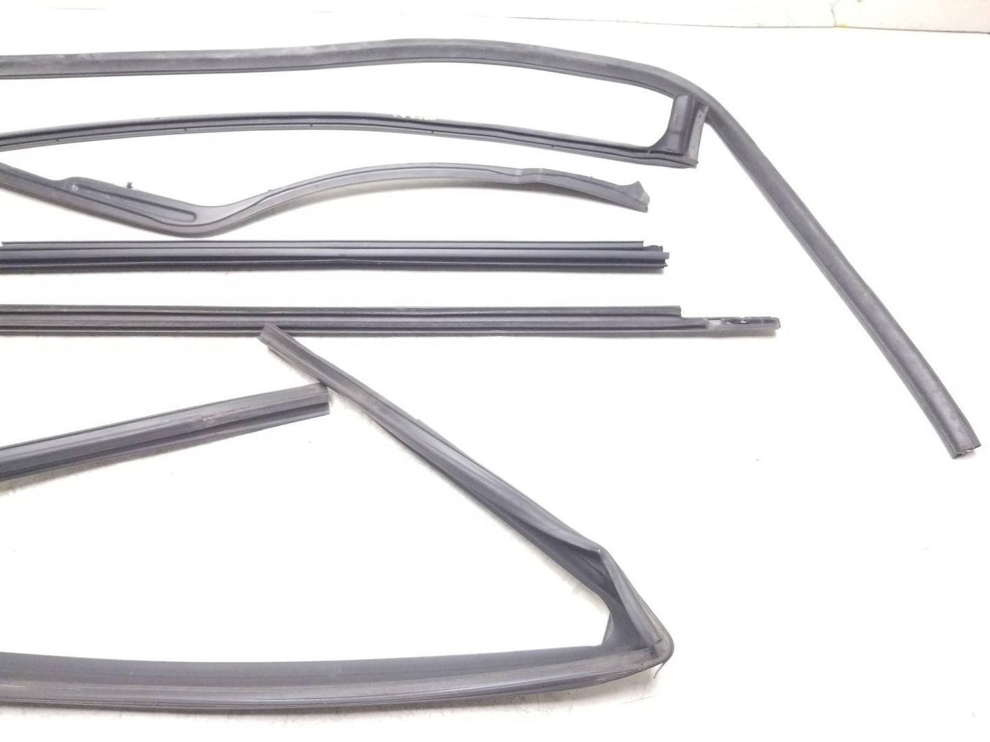 11 20 Dodge Grand Caravan Door Glass Belt Seal Molding Rear Passenger Side OEM