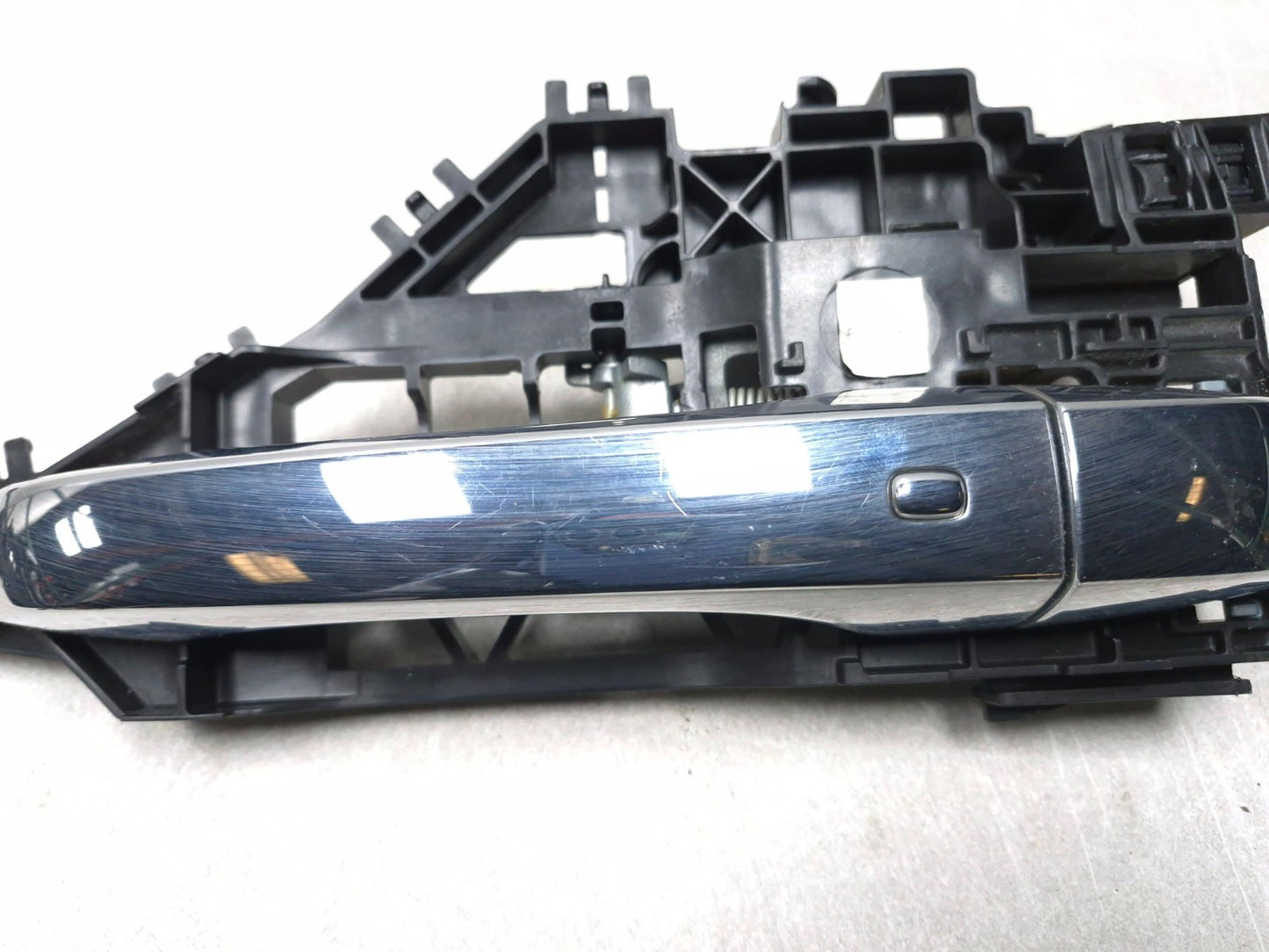 2018 Chrysler 300 Limited AWD Front Passenger Side Exterior Door Handle OEM