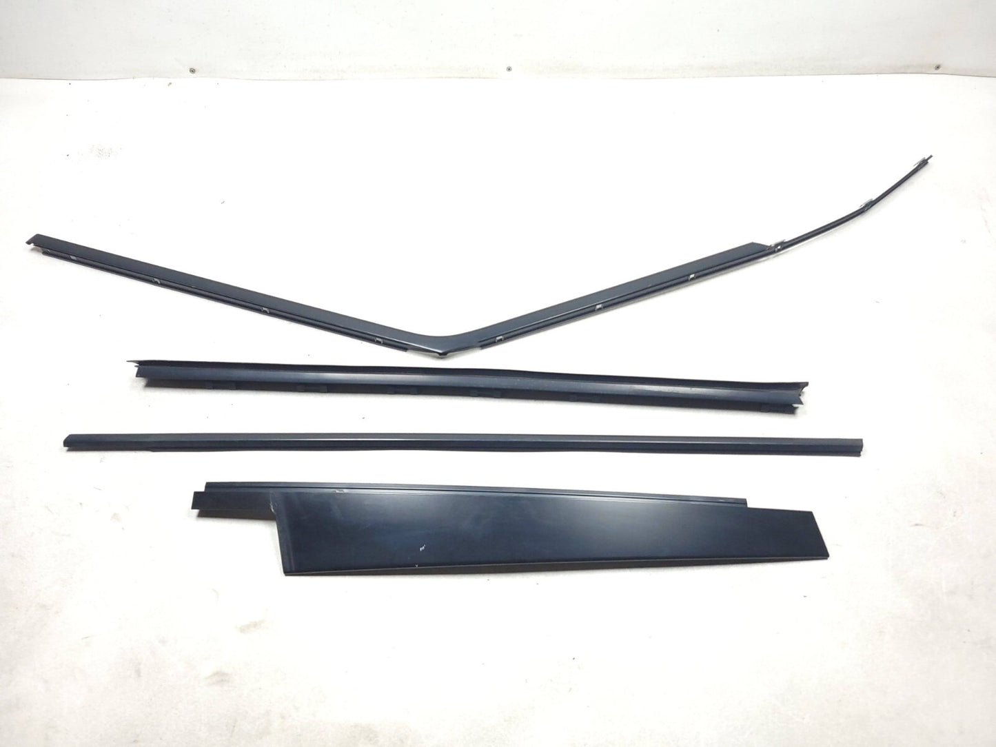 2007 Range Rover Front Door Molding & Weatherstrip Seal Driver Side Left Set OEM