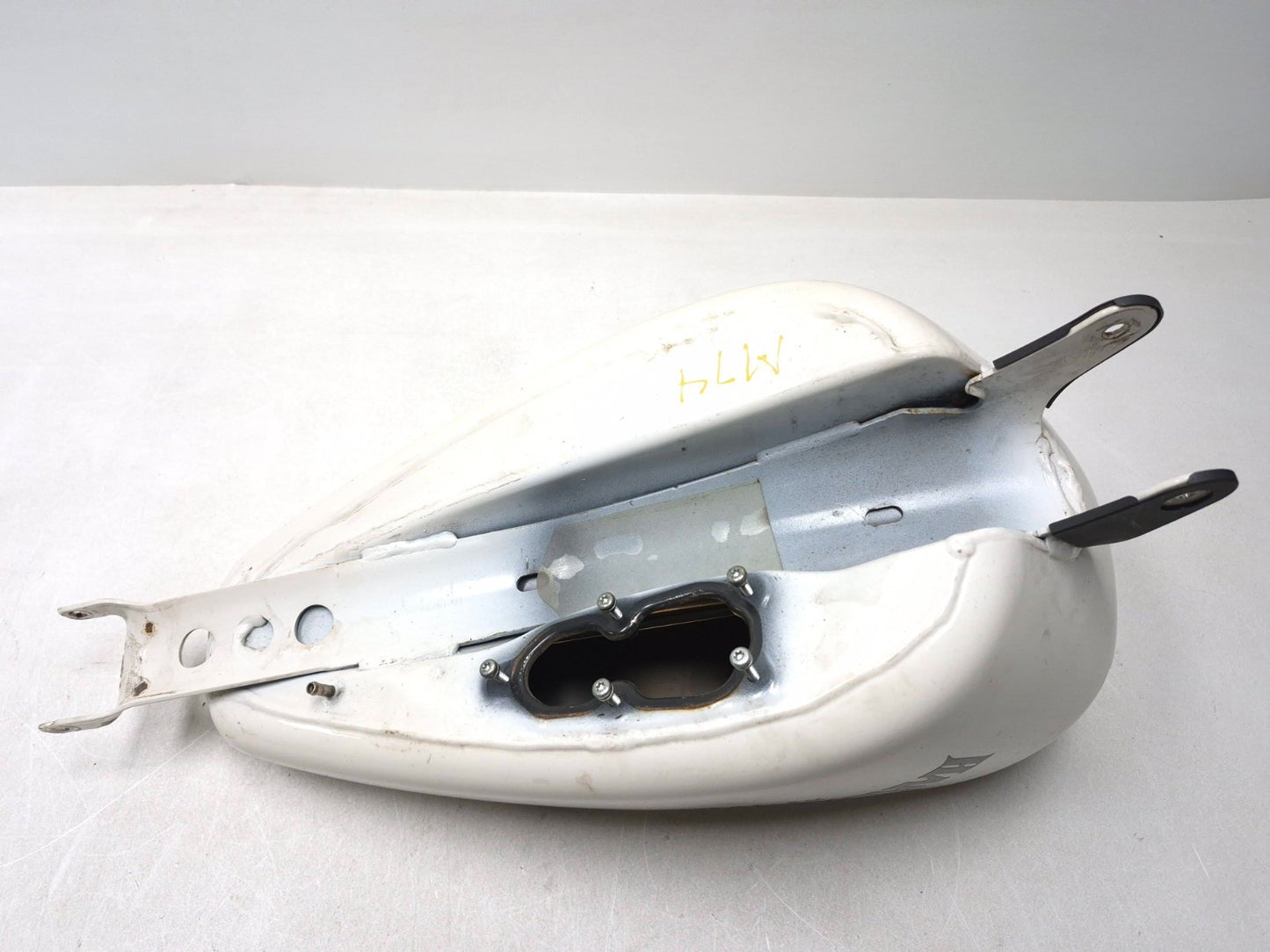 2009 Harley-davidson Sportster Xl883l Fuel Tank * Has Damage *oem