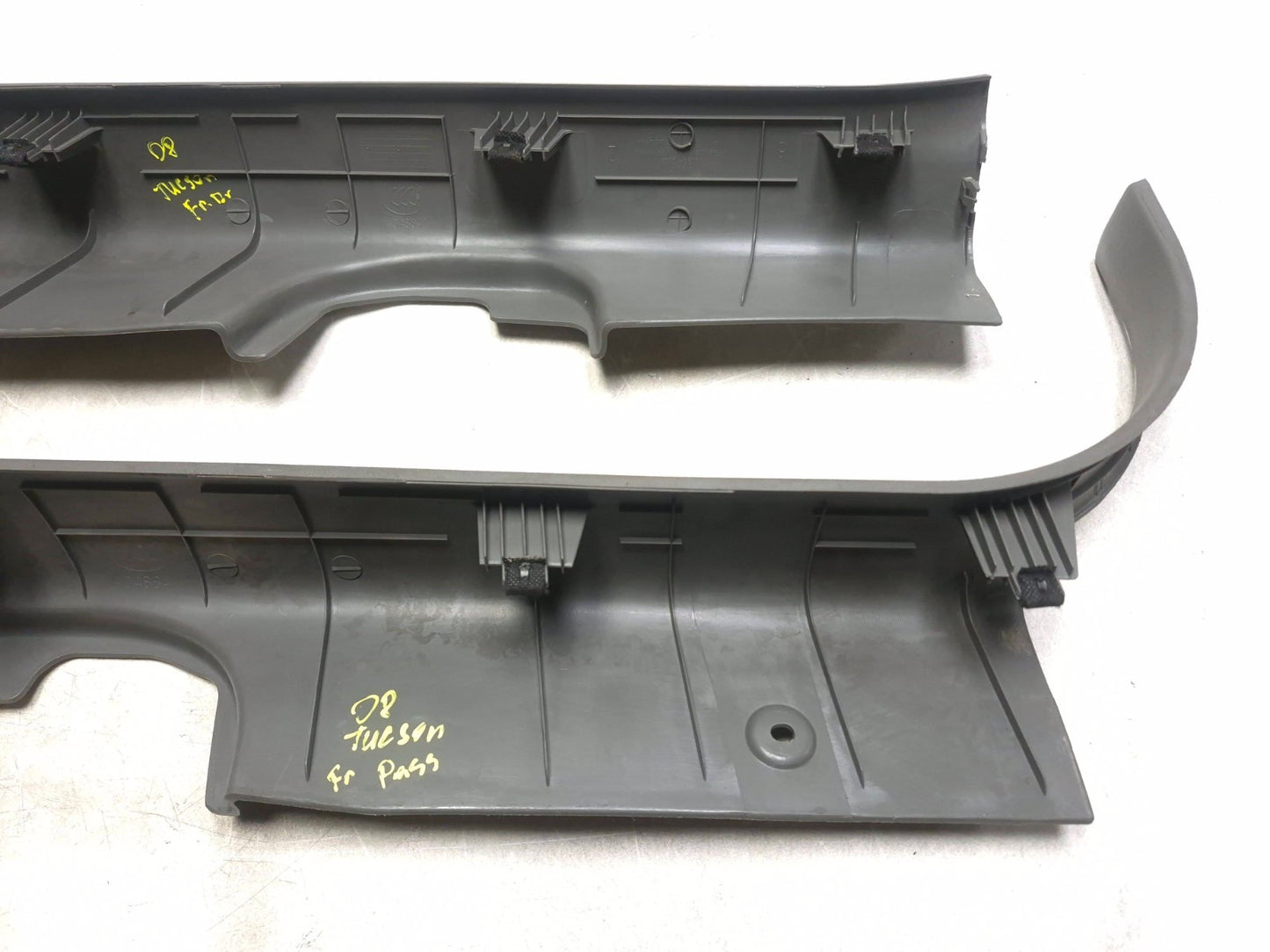 2008 Hyundai Tucson Left & Right Front Door Sill Scuff Plate Pair OEM
