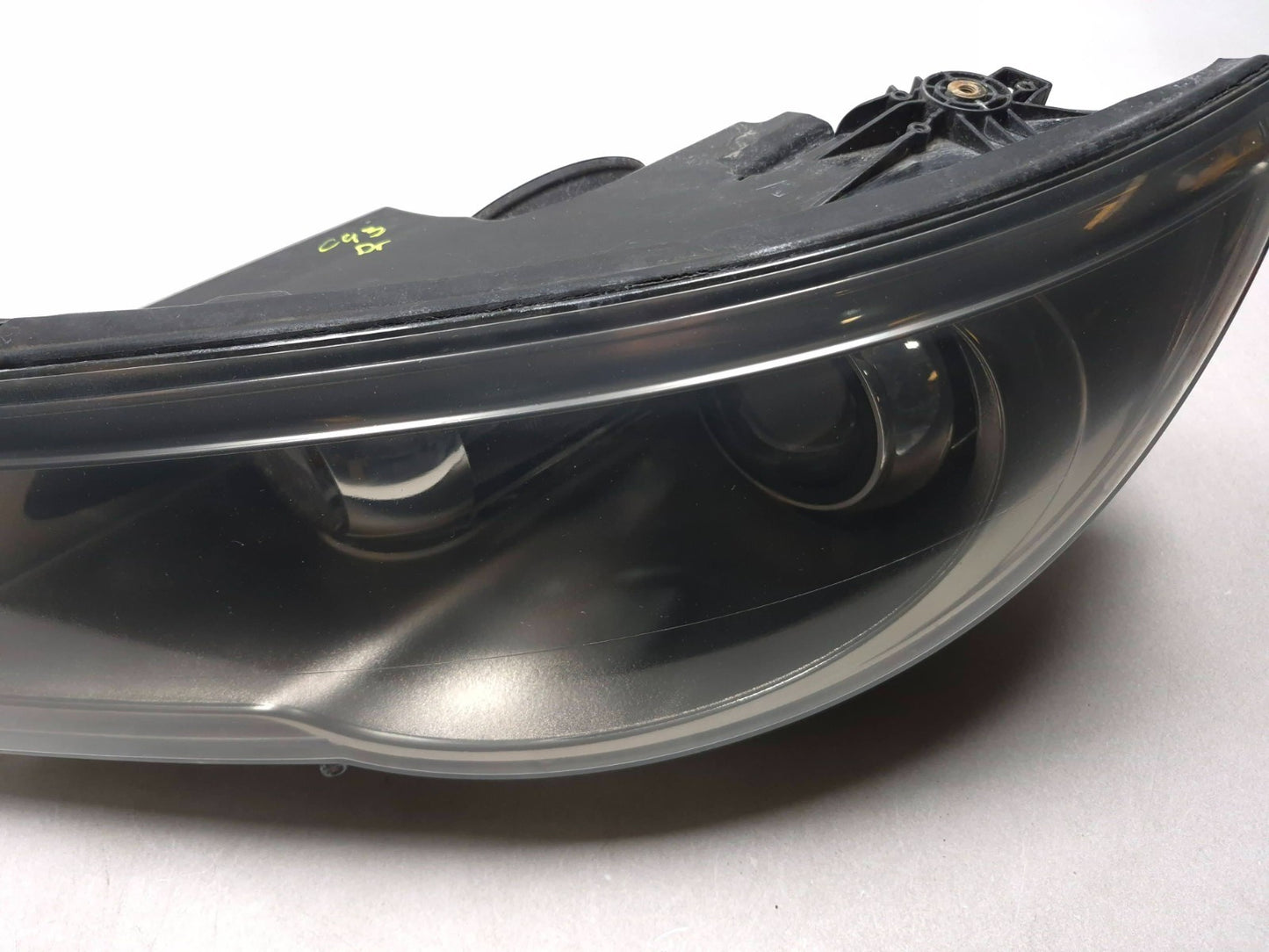 2011 Volkswagen Tiguan Headlight Left & Right Xenon OEM