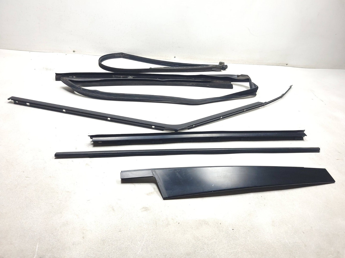 2007 Range Rover Front Door Molding & Weatherstrip Seal Driver Side Left Set OEM