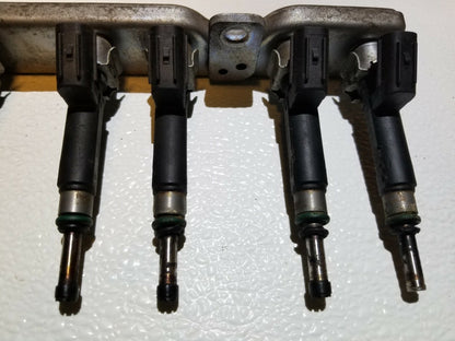2016 Nissan Versa 1.6l Fuel Rail W/ Injector Assy OEM