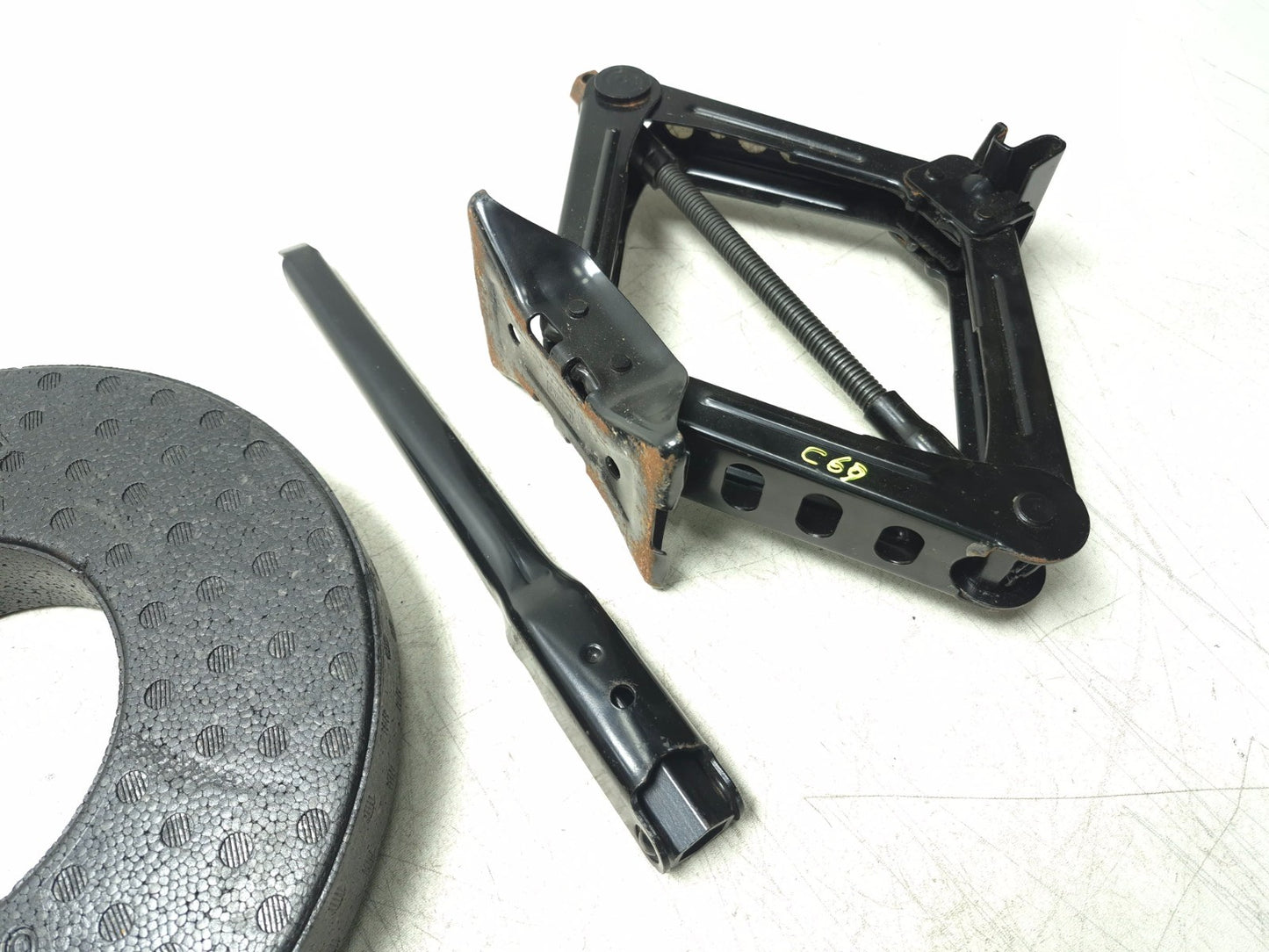 2013 Ford Focus St Spare Tire Lift Jack Tool With Foam Compartment OEM