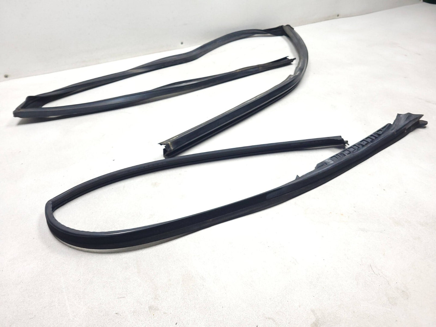 2007 Range Rover Front Door Molding & Weatherstrip Seal Passenger Side Right OEM
