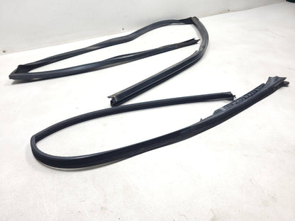 2007 Range Rover Front Door Molding & Weatherstrip Seal Passenger Side Right OEM