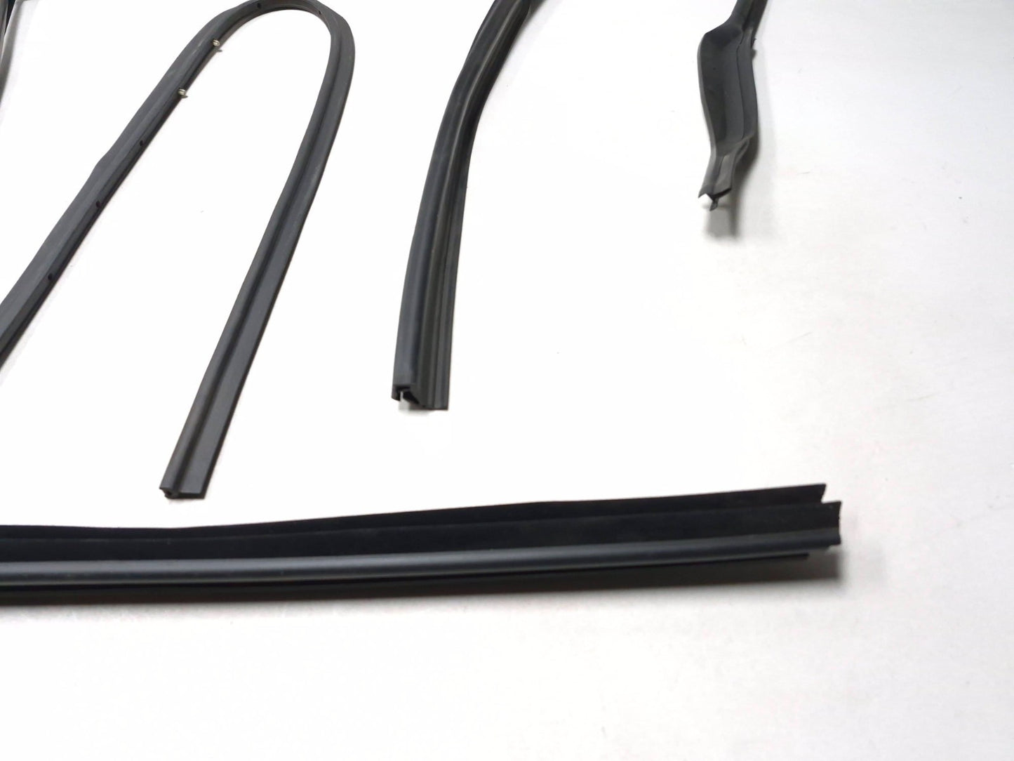 2011 BMW 535i F10 Rear Door Window Belt &weatherstrip Seal Passenger Side Rh OEM