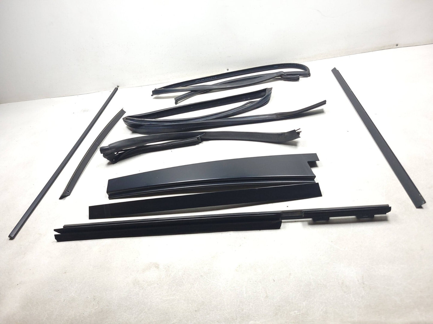 2007 Range Rover Rear Door Molding & Weatherstrip Seal Driver Side Left Set OEM
