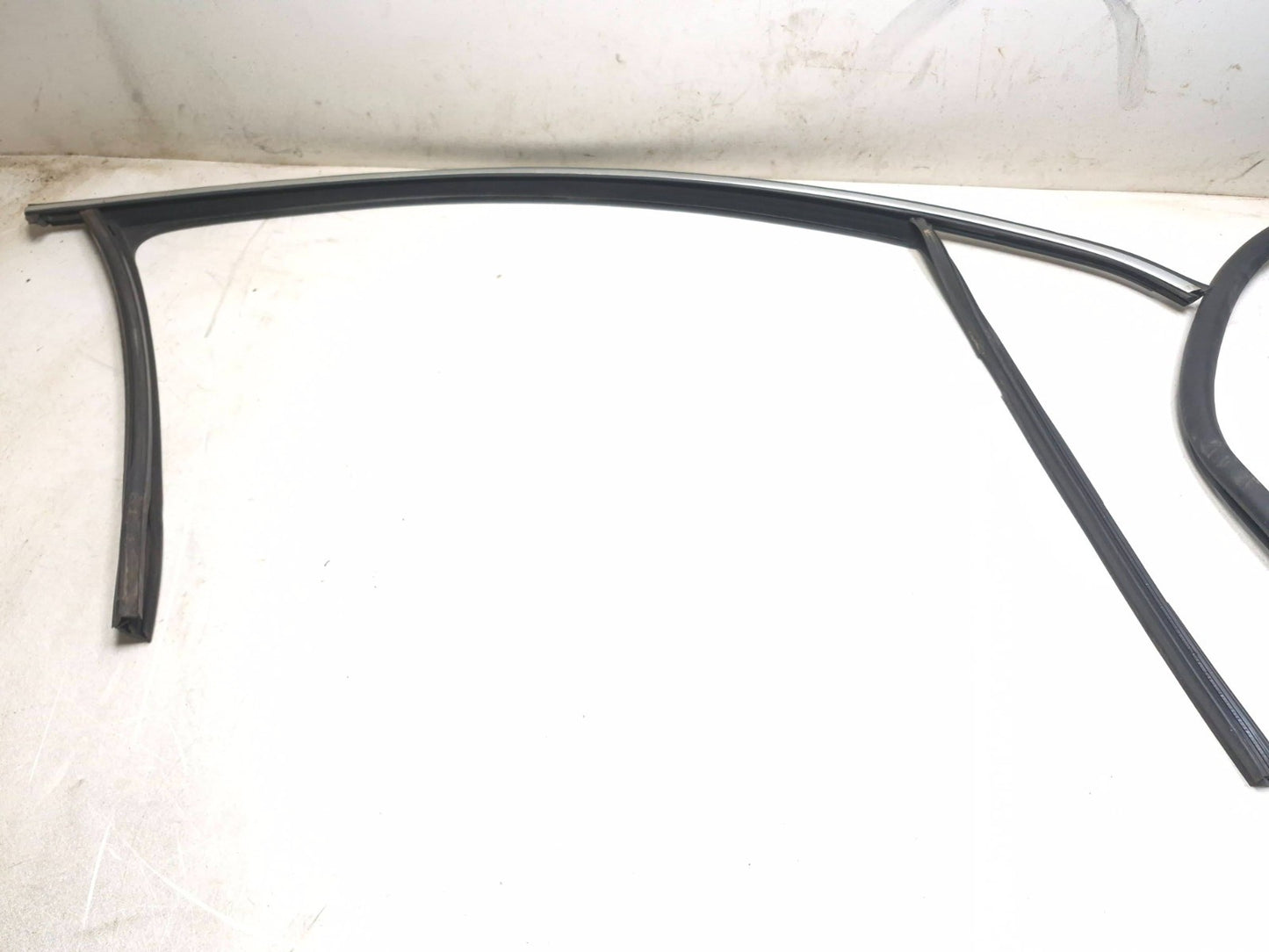 2011 Volkswagen Tiguan Front Door Weatherstrip Seal Passenger Side Rh 4pcs OEM