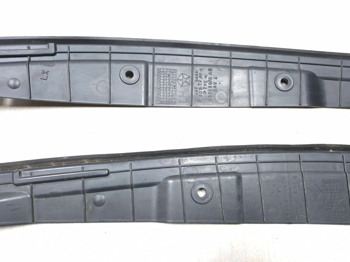 2018 Chrysler 300 Front Fender To Door Weatherstrip Seal Left & Right OEM