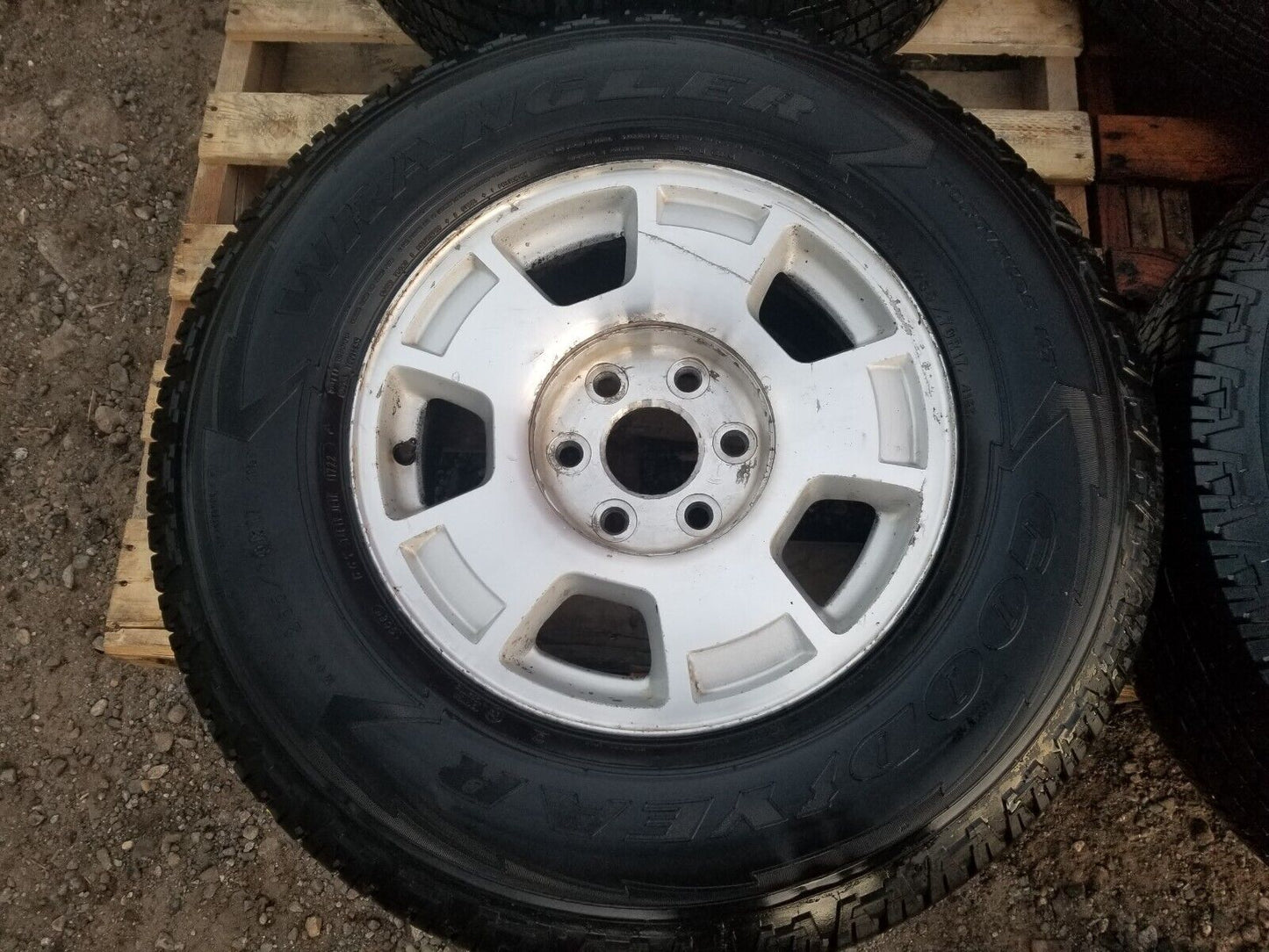 10-14 Chevrolet Suburban Wheel Goodyear Wrangler 265/70r17 11.5/32" 4pcs OEM