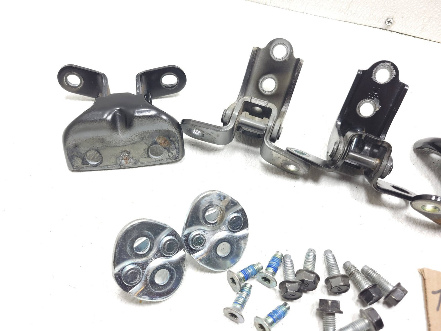 2016 Hyundai Elantra Door Hinge Front & Rear Left Driver Side Set OEM