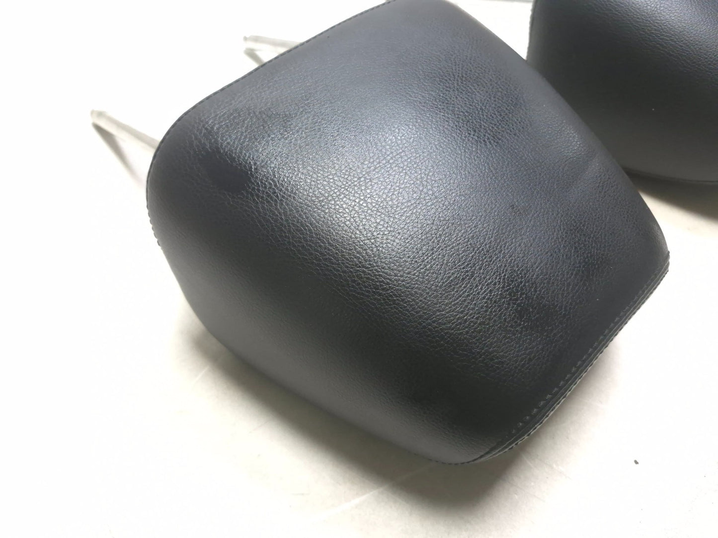 2011 Volkswagen Tiguan Front Seat Headrest Left & Right OEM